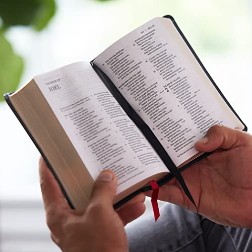 NKJV, End-of-Verse Reference Bible, Compact, Leathersoft, Black, Red Letter, Comfort Print: Holy Bible, New King James Version