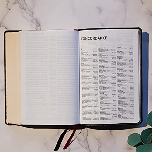NKJV Holy Bible, Giant Print Center-Column Reference Bible, Black Leather-look, 72,000+ Cross References, Red Letter, Comfort Print: New King James Version: Holy Bible, New King James Version