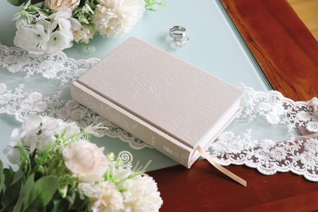 Holy Bible: New International Version, Bride's Bible, Cream, Cloth over Board, Red Letter, Comfort Print Hardcover