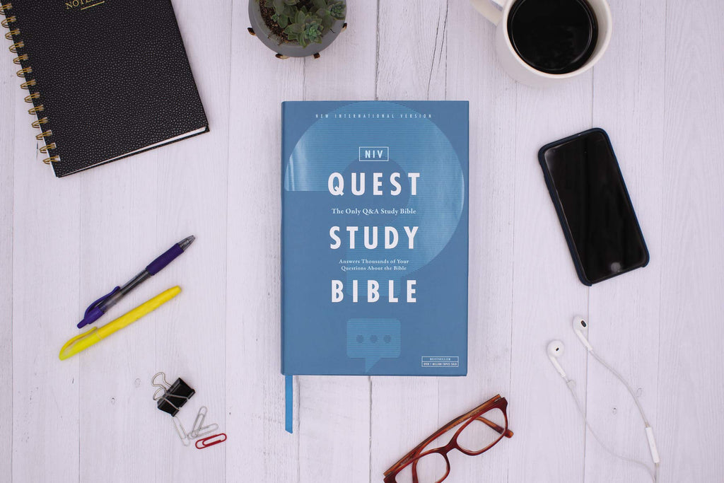 NIV, Quest Study Bible, Hardcover, Comfort Print: The Only Q and A Study Bible Hardcover – 27 August 2019